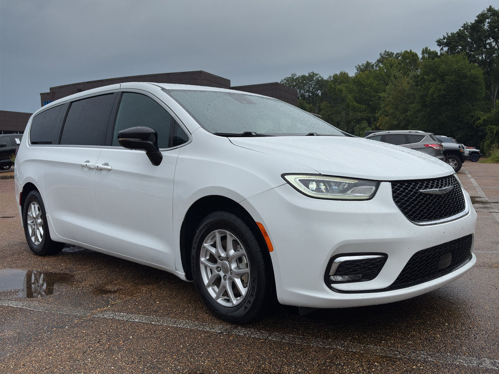 Used 2024 Chrysler Pacifica Touring FWD image 1