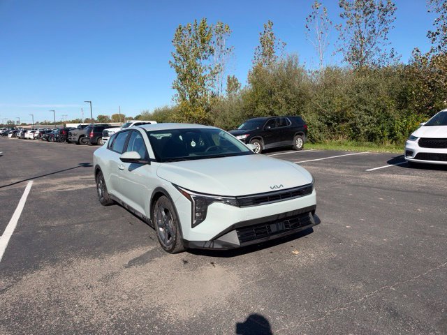 Certified 2025 Kia K4 FWD image 3