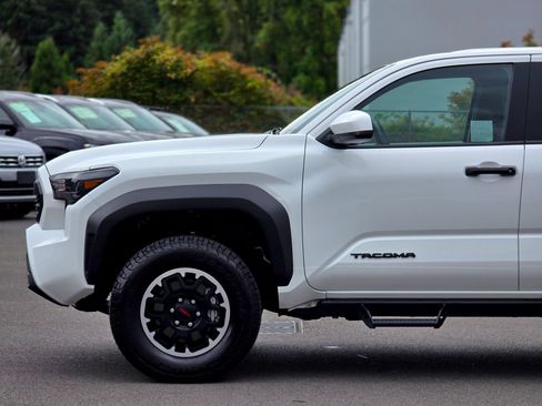 Used 2025 Toyota Tacoma TRD Off-Road AWD/4WD image 7