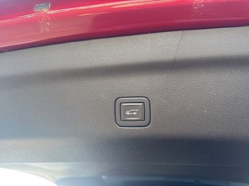 Used 2023 GMC Yukon SLT w/ SLT Premium Package image 6