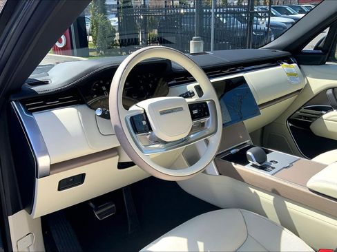 New 2026 Land Rover Range Rover Long Wheelbase SE AWD/4WD image 8