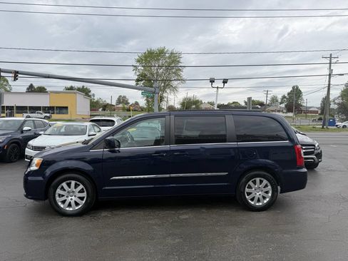 Used 2015 Chrysler Town & Country Touring FWD image 5