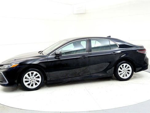 Certified 2022 Toyota Camry LE image 3