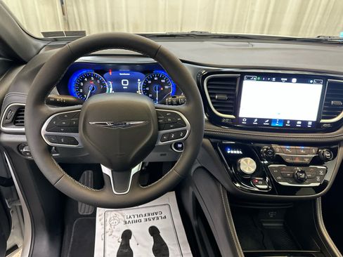Used 2026 Chrysler Pacifica Limited FWD image 3