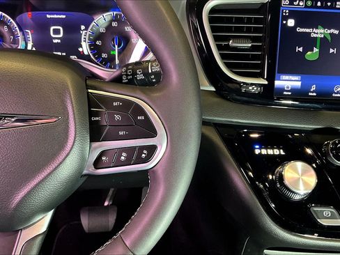 Used 2025 Chrysler Pacifica Select FWD image 13