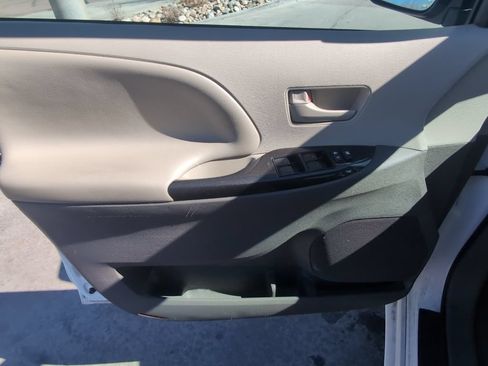 Used 2013 Toyota Sienna LE w/ Towing Pkg AWD/4WD image 9