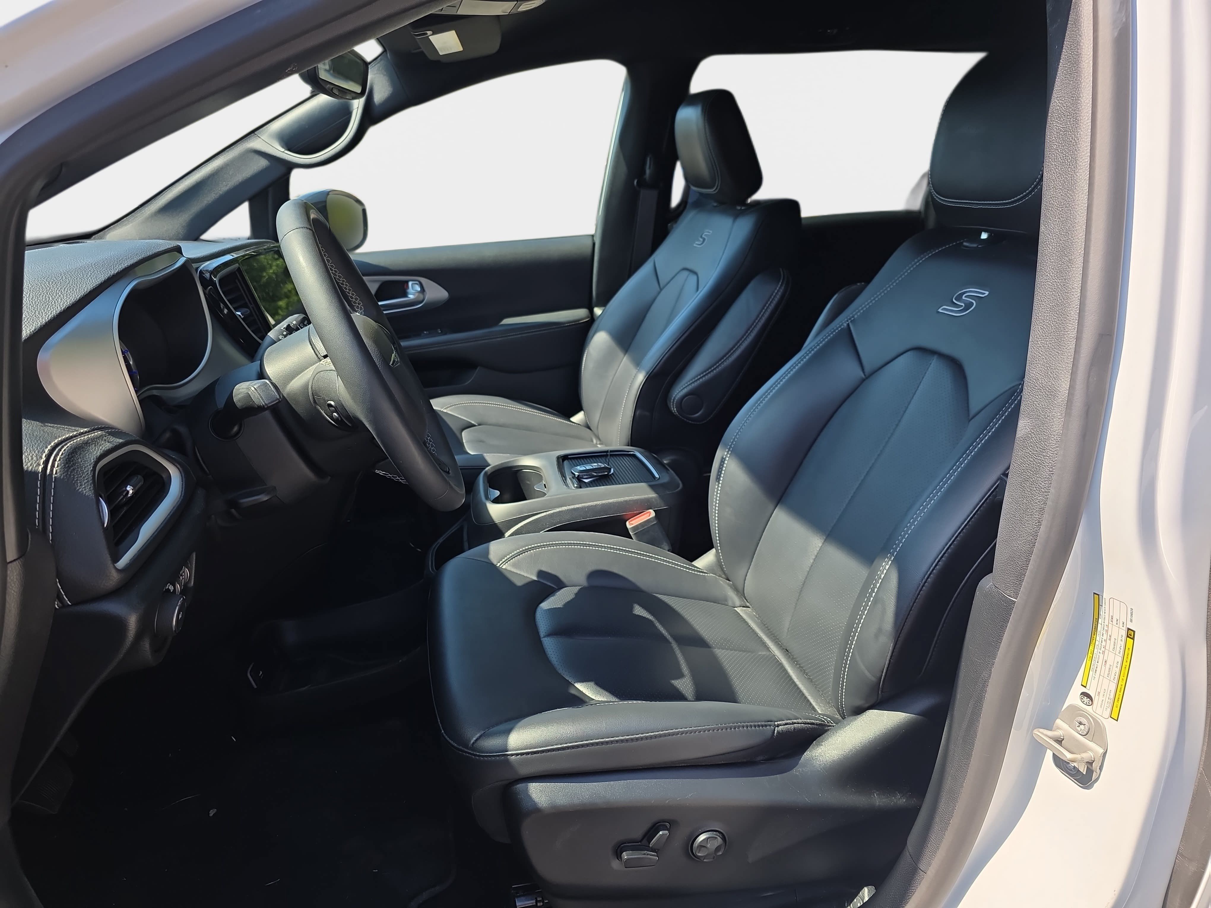 Used 2024 Chrysler Pacifica Limited FWD image 5