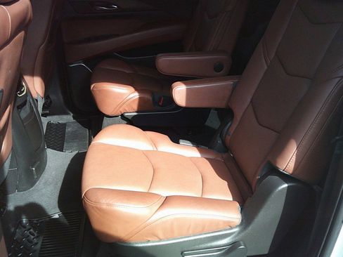 Used 2017 Cadillac Escalade ESV Luxury AWD/4WD image 19