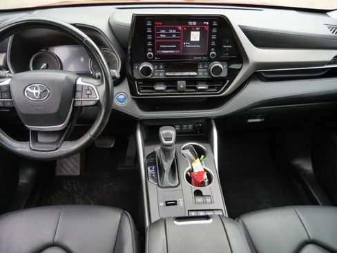 Used 2022 Toyota Highlander XLE AWD/4WD image 11
