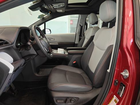 Used 2023 Toyota Sienna XSE AWD/4WD image 10