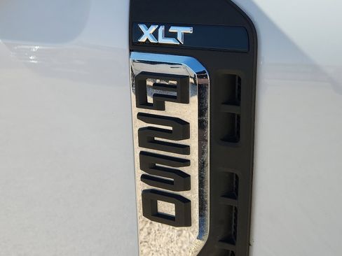 Used 2024 Ford F250 XLT w/ FX4 Off-Road Package AWD/4WD image 9