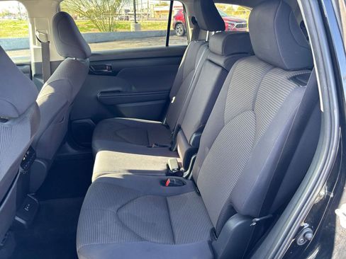 Used 2025 Toyota Highlander LE image 40