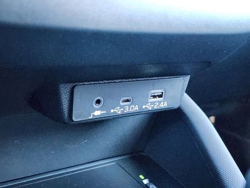 Used 2025 Subaru Forester Premium image 13