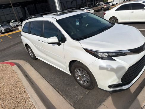 Used 2025 Toyota Sienna XLE AWD/4WD image 3