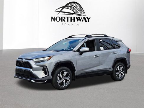 New 2025 Toyota RAV4 SE image 6