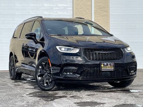 New 2026 Chrysler Pacifica Select image 2