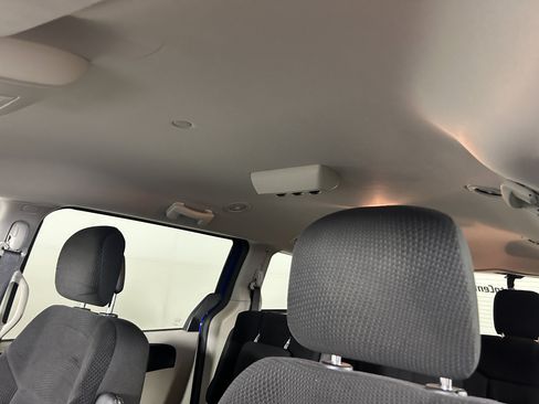 Used 2018 Dodge Grand Caravan SE w/ UConnect Hands-Free Group FWD image 11
