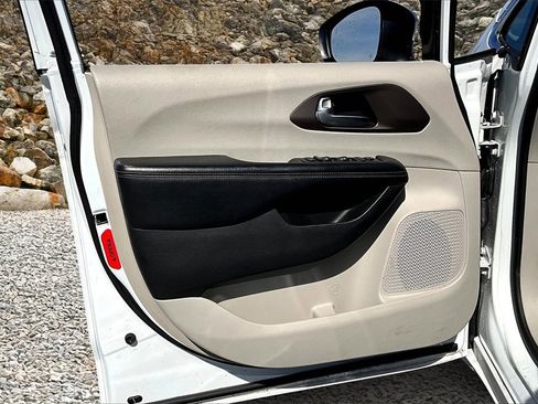 Used 2019 Chrysler Pacifica L image 12