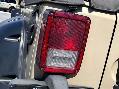 Used 2018 Jeep Wrangler Unlimited Sahara AWD/4WD image 32
