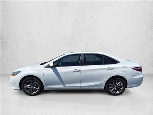 Used 2016 Toyota Camry SE w/ Moonroof Package FWD image 9