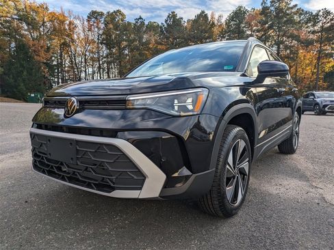 New 2026 Volkswagen Taos SE image 8