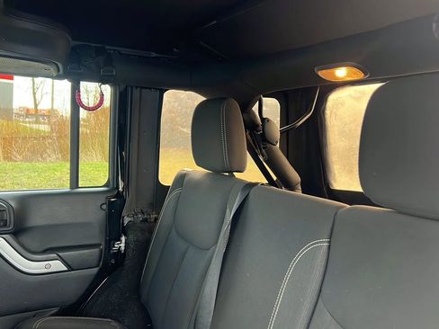 Used 2016 Jeep Wrangler Unlimited Sahara AWD/4WD image 13