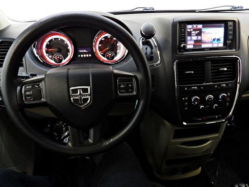 Used 2018 Dodge Grand Caravan SE w/ UConnect Hands-Free Group FWD image 16