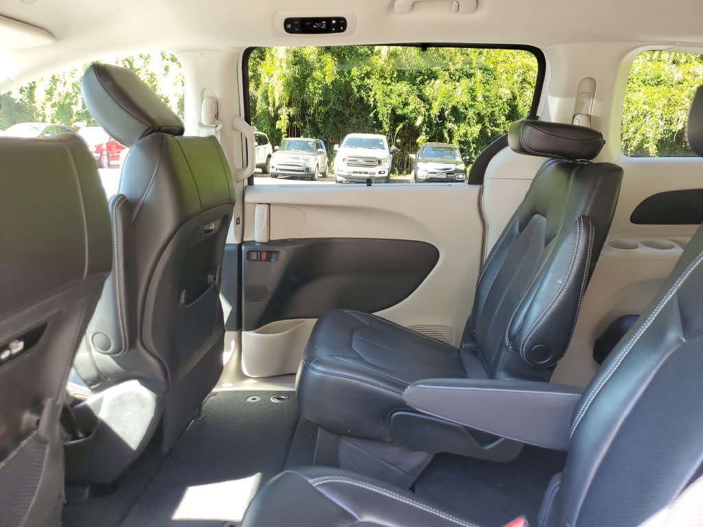 Used 2023 Chrysler Pacifica Touring-L FWD image 12