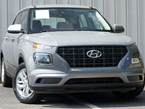Used 2021 Hyundai Venue SE FWD image 2