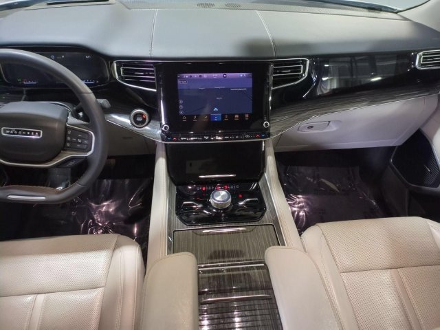 Used 2022 Jeep Wagoneer Series III AWD/4WD image 28