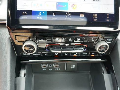 Used 2024 Jeep Grand Cherokee Overland w/ Advanced Protech Group III image 31