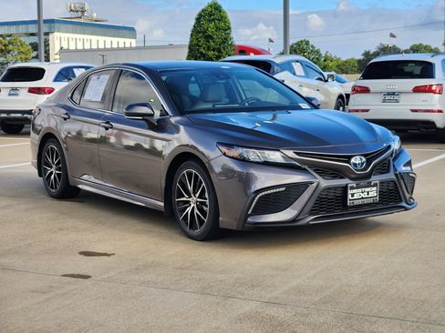Used 2024 Toyota Camry SE FWD image 3