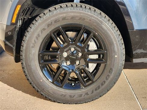 New 2026 Land Rover Defender 110 X-Dynamic SE image 7