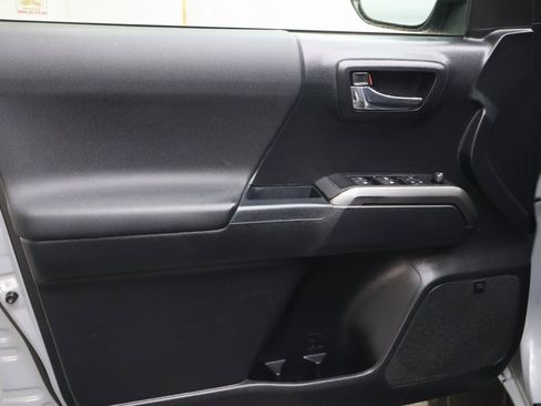 Used 2019 Toyota Tacoma TRD Sport image 15