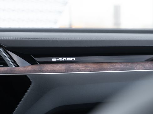 Used 2019 Audi e-tron Prestige w/ Prestige Package image 15