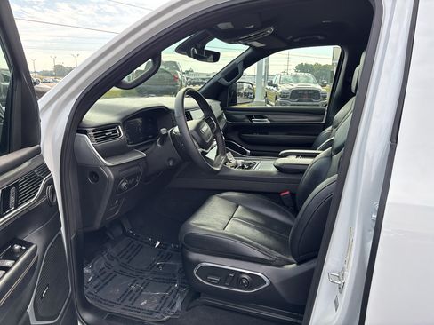 Used 2023 Jeep Wagoneer L Series II AWD/4WD image 16