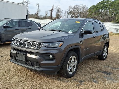 Used 2024 Jeep Compass Latitude image 3