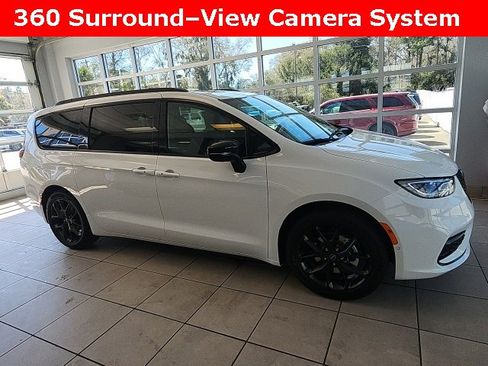 New 2025 Chrysler Pacifica Limited image 2