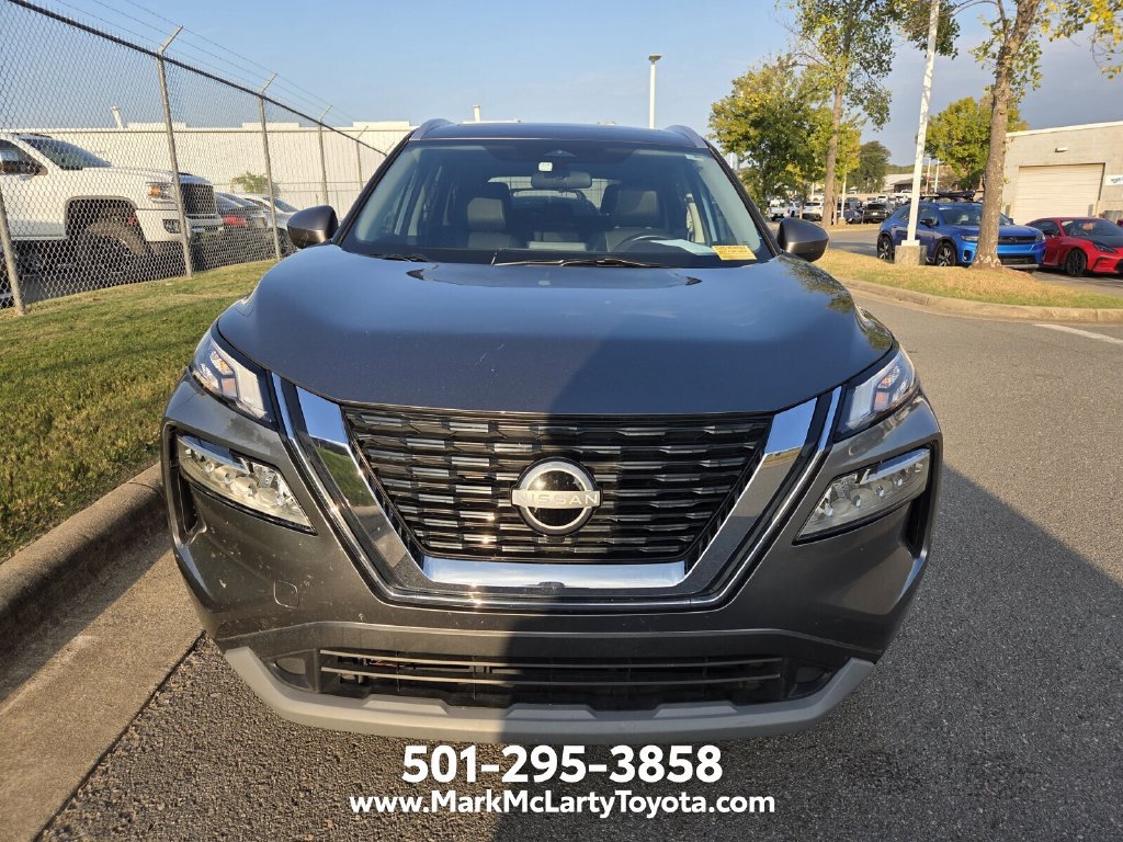 Used 2023 Nissan Rogue SV w/ SV Premium B Package FWD image 2