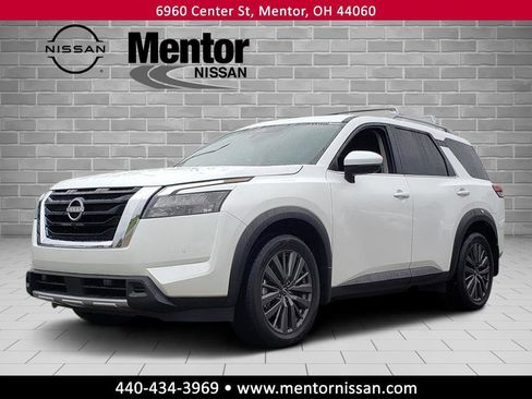 Certified 2025 Nissan Pathfinder SL w/ SL Premium Package image 3