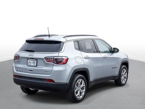 Used 2024 Jeep Compass Latitude image 8