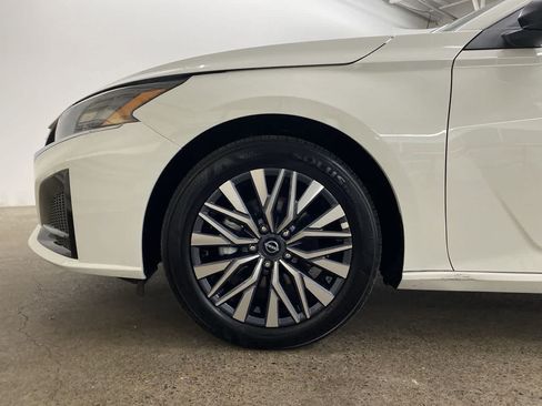 Used 2025 Nissan Altima 2.5 SV FWD image 11