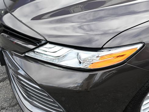 Used 2018 Toyota Camry XLE image 12