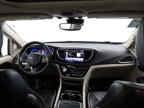 Used 2023 Chrysler Pacifica Limited FWD image 14