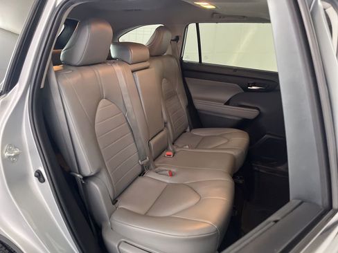 Used 2022 Toyota Highlander XLE image 23
