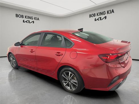 Used 2022 Kia Forte LXS FWD image 3