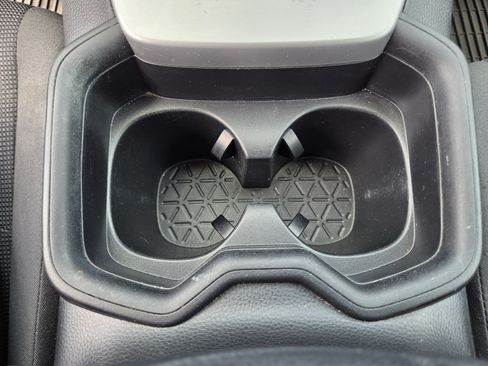 Used 2019 Toyota RAV4 LE FWD image 13