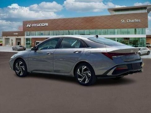 Used 2025 Hyundai Elantra Limited FWD image 4