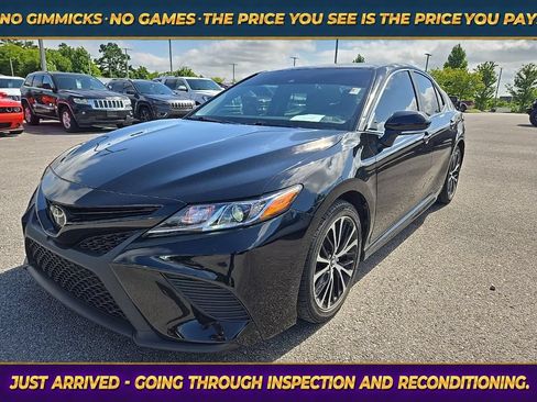 Used 2018 Toyota Camry SE w/ Convenience Package FWD image 3