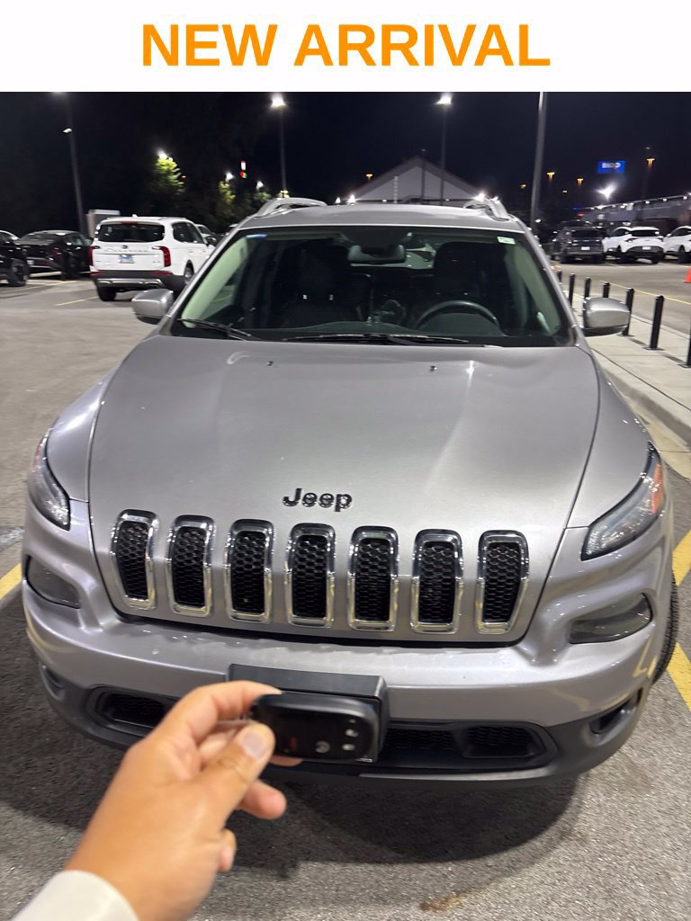 Used 2018 Jeep Cherokee Latitude Plus w/ Cold Weather Group AWD/4WD image 1